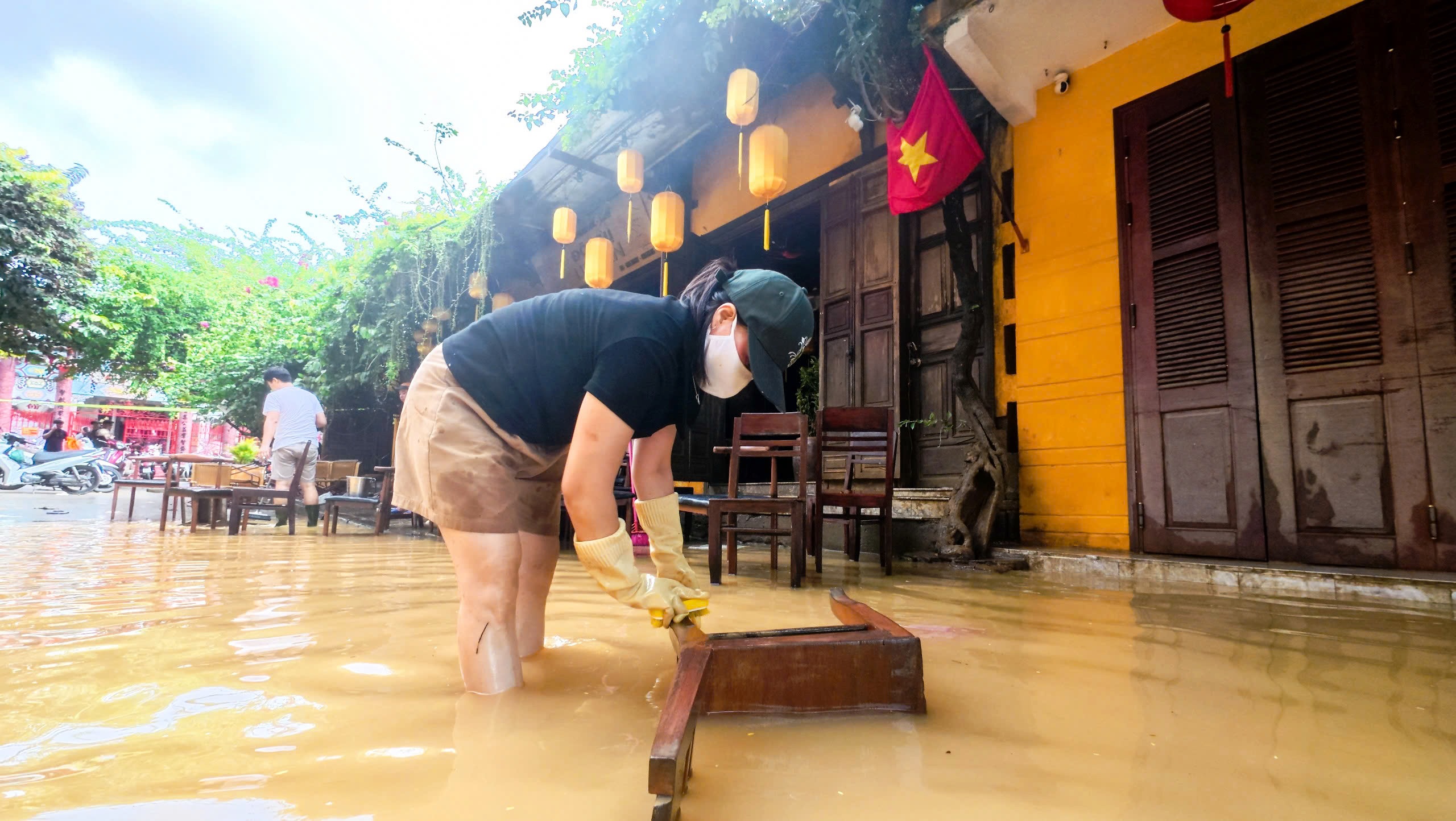 Phố cổ Hội An ngổn ngang sau trận lũ lịch sử- Ảnh 20. Phố cổ Hội An ngổn ngang sau trận lũ lịch sử- Ảnh 20.