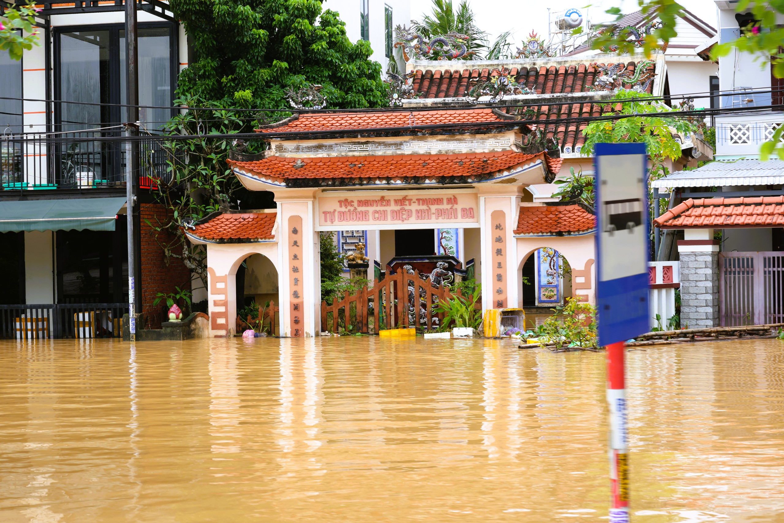 Cuộc sống trong vùng mưa lụt Hội An- Ảnh 2. Cuộc sống trong vùng mưa lụt Hội An- Ảnh 2.