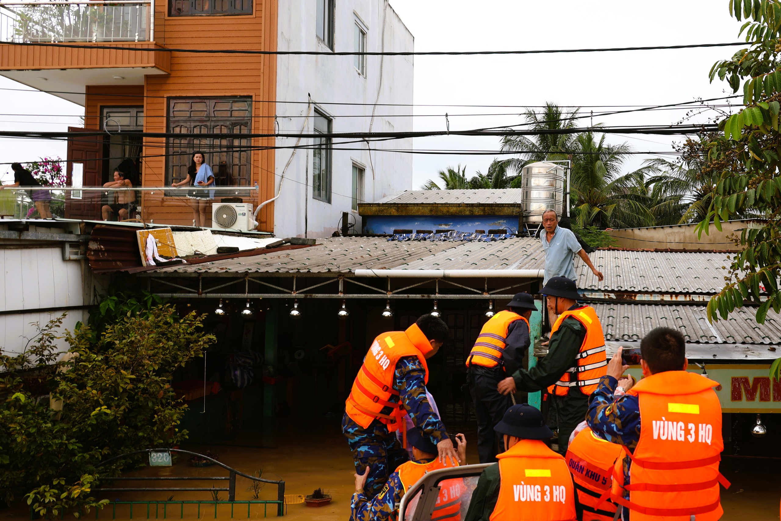 Vùng 3 Hải quân tích cực cứu trợ miền trung sau lũ lụt tại Đà Nẵng và Thừa Thiên - Huế - Ảnh 8. Vùng 3 Hải quân tích cực cứu trợ miền trung sau lũ lụt tại Đà Nẵng và Thừa Thiên - Huế - Ảnh 8.