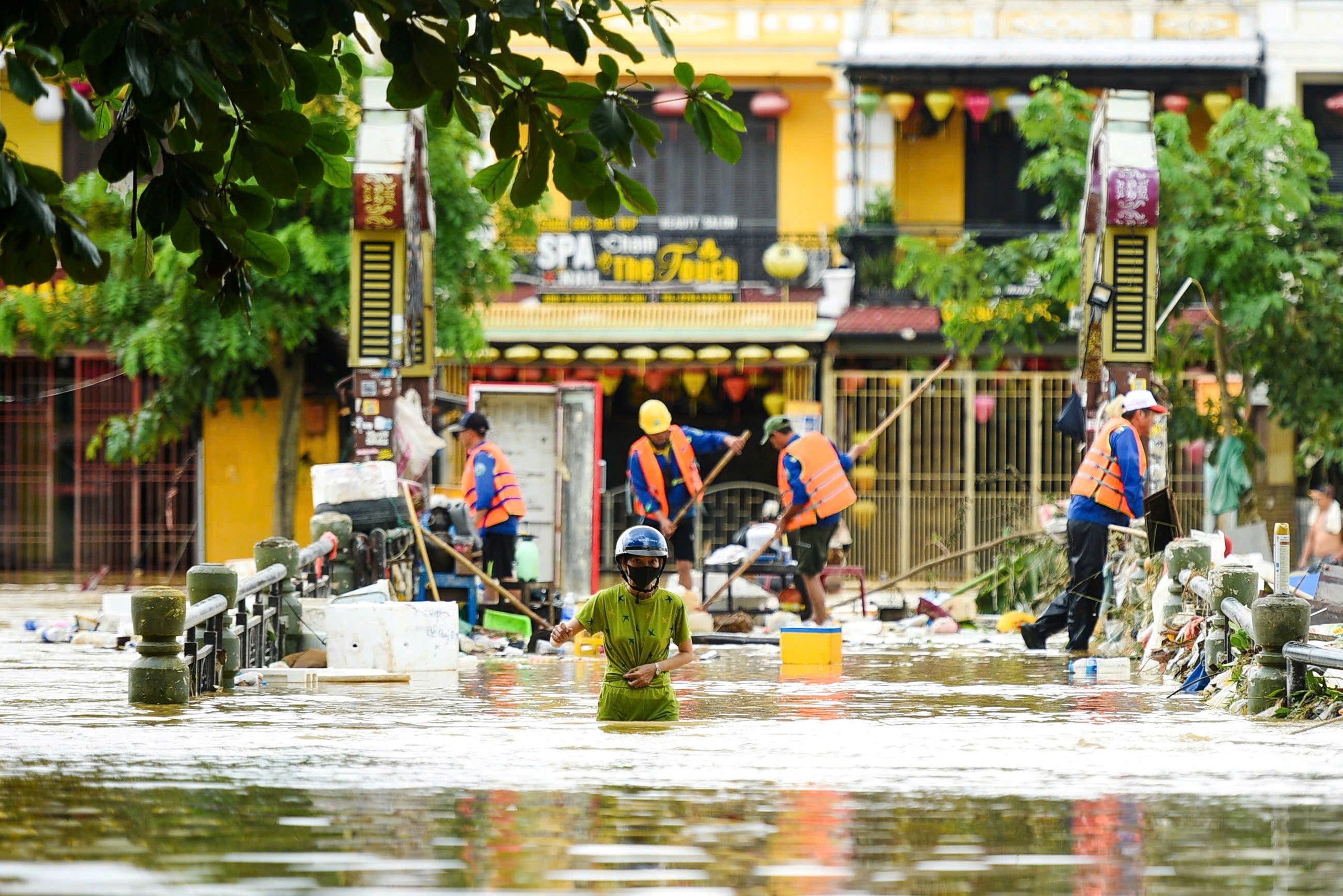 Phố cổ Hội An ngổn ngang sau trận lũ lịch sử- Ảnh 17. Phố cổ Hội An ngổn ngang sau trận lũ lịch sử- Ảnh 17.