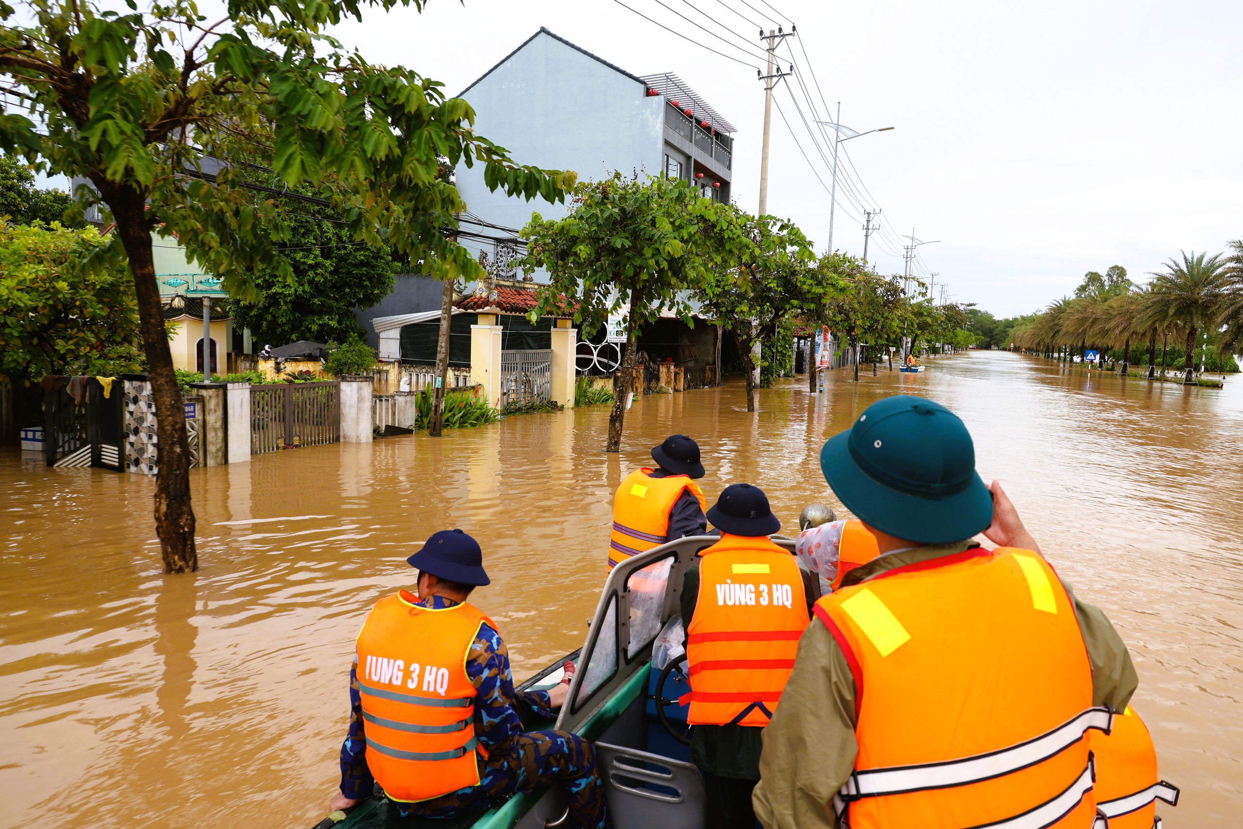 Vùng 3 Hải quân tích cực cứu trợ miền trung sau lũ lụt tại Đà Nẵng và Thừa Thiên - Huế - Ảnh 9. Vùng 3 Hải quân tích cực cứu trợ miền trung sau lũ lụt tại Đà Nẵng và Thừa Thiên - Huế - Ảnh 9.