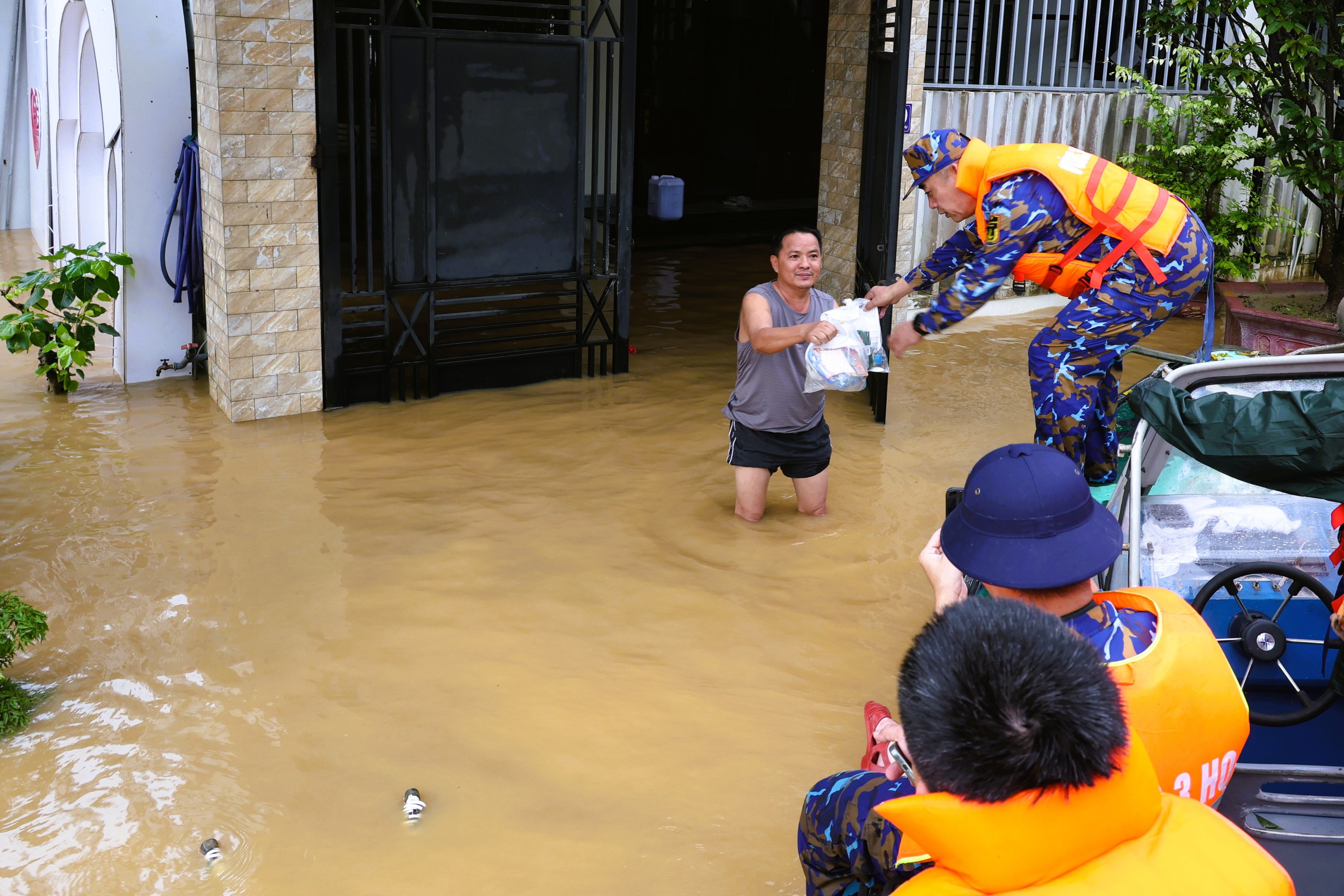 Vùng 3 Hải quân tích cực cứu trợ miền trung sau lũ lụt tại Đà Nẵng và Thừa Thiên - Huế - Ảnh 10. Vùng 3 Hải quân tích cực cứu trợ miền trung sau lũ lụt tại Đà Nẵng và Thừa Thiên - Huế - Ảnh 10.
