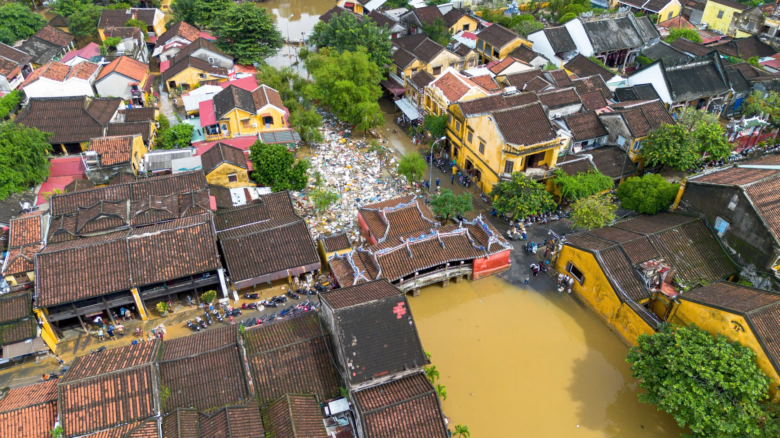 Phố cổ Hội An ngổn ngang sau trận lũ lịch sử- Ảnh 10. Phố cổ Hội An ngổn ngang sau trận lũ lịch sử- Ảnh 10.