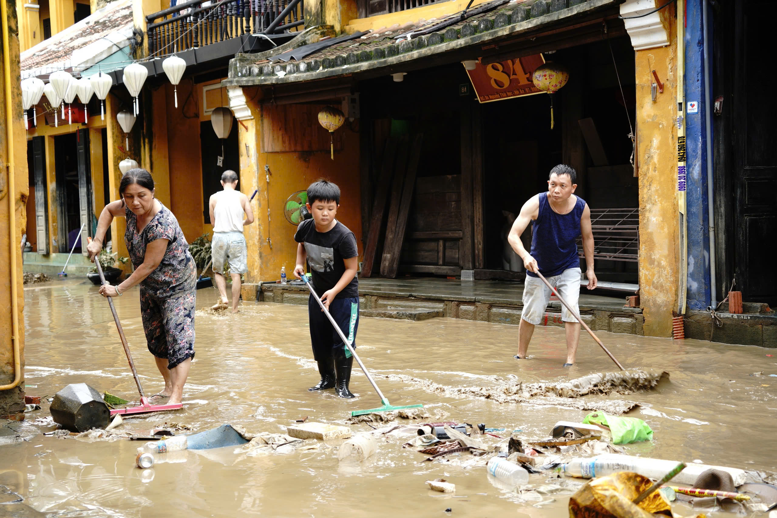 Phố cổ Hội An ngổn ngang sau trận lũ lịch sử- Ảnh 23. Phố cổ Hội An ngổn ngang sau trận lũ lịch sử- Ảnh 23.
