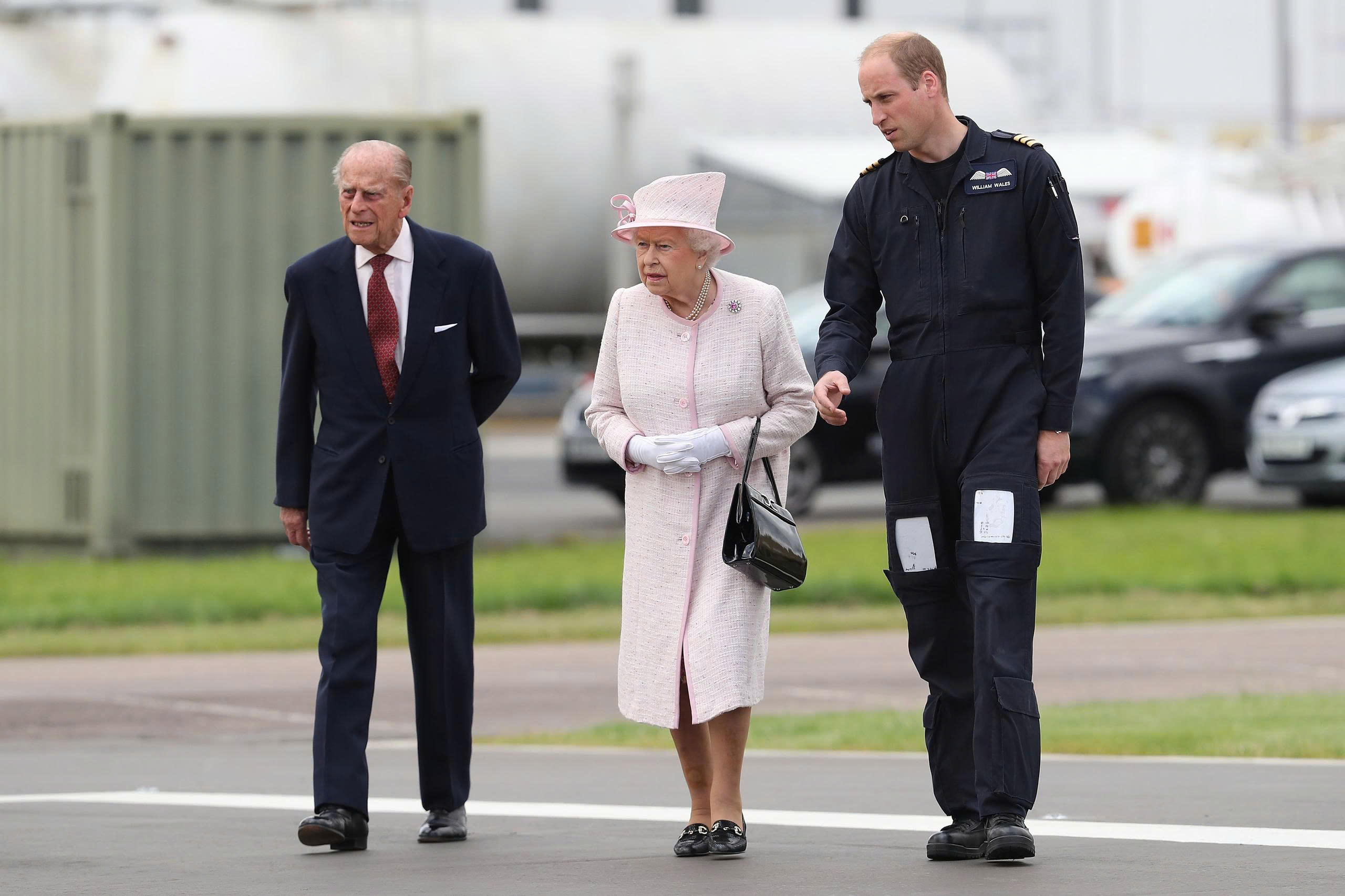 Hoàng tử William và bà nội Nữ hoàng Elizabeth II từng không thân thiết - Ảnh 1.