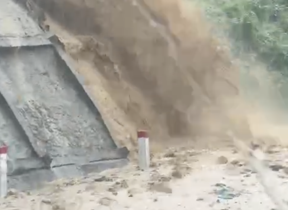 CSGT khắc phục sạt lở đèo An Khê giữa mưa lớn đảm bảo giao thông thông suốt - Ảnh 1.