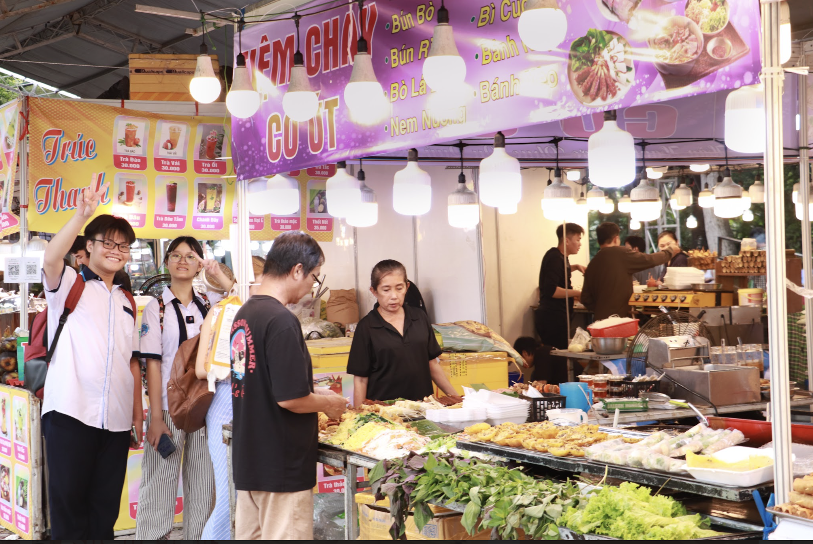 호치민시 채식 음식 축제 첫날: 수백 가지의 매력적인 '그림 같은' 요리 - 사진 8. Ngày đầu lễ hội ẩm thực chay ở TP.HCM: Hấp dẫn hàng trăm món 'đẹp như tranh'- Ảnh 8.