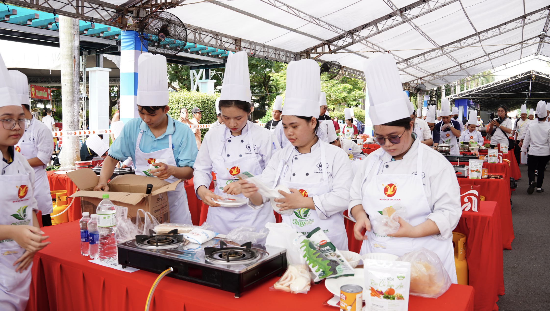 호치민시 채식 음식 축제 첫날: 수백 가지의 매력적인 '그림처럼 아름다운' 요리 - 사진 2. Ngày đầu lễ hội ẩm thực chay ở TP.HCM: Hấp dẫn hàng trăm món 'đẹp như tranh'- Ảnh 2.