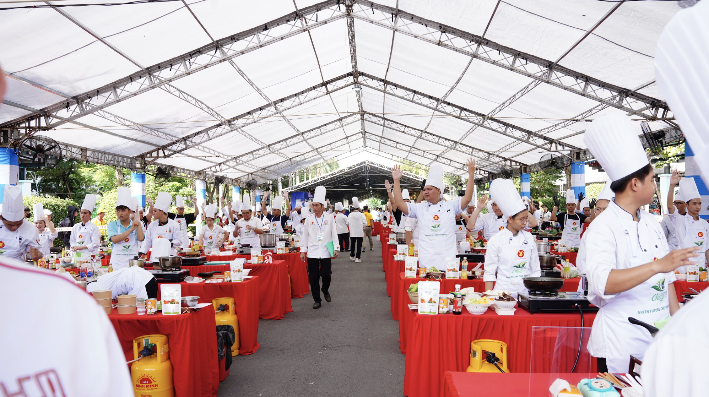 호치민시 채식 음식 축제 첫날: 수백 가지의 매력적인 '그림 같은' 요리 - 사진 1. Ngày đầu lễ hội ẩm thực chay ở TP.HCM: Hấp dẫn hàng trăm món 'đẹp như tranh'- Ảnh 1.