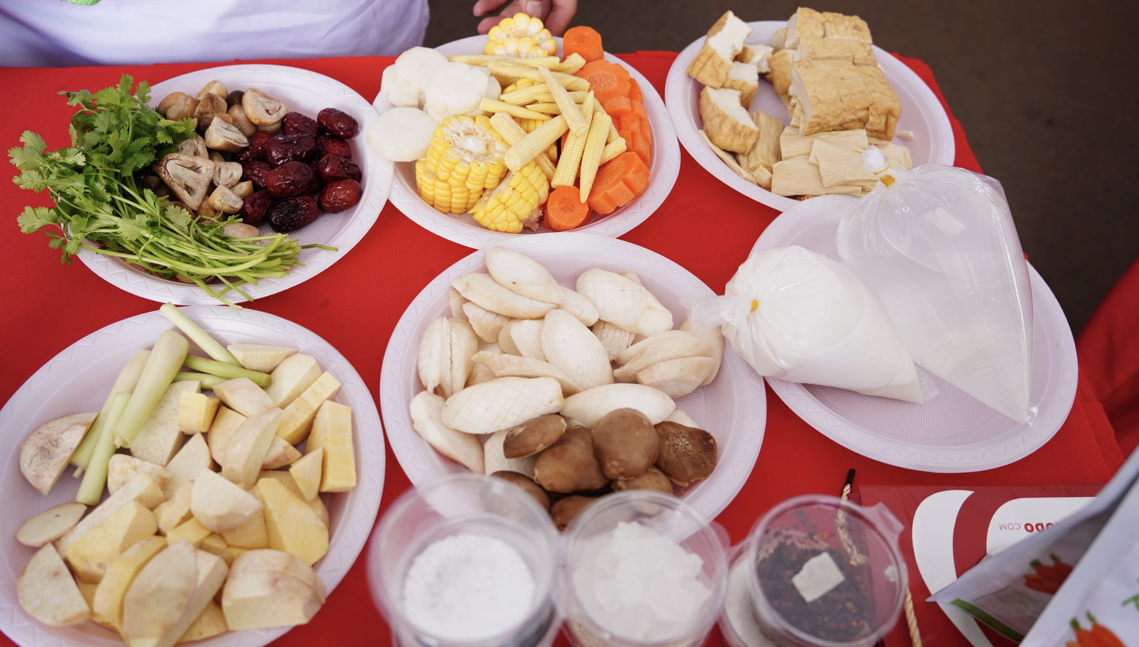 호치민시 채식 음식 축제 첫날: 수백 가지의 매력적인 '그림 같은' 요리 - 사진 4. Ngày đầu lễ hội ẩm thực chay ở TP.HCM: Hấp dẫn hàng trăm món 'đẹp như tranh'- Ảnh 4.