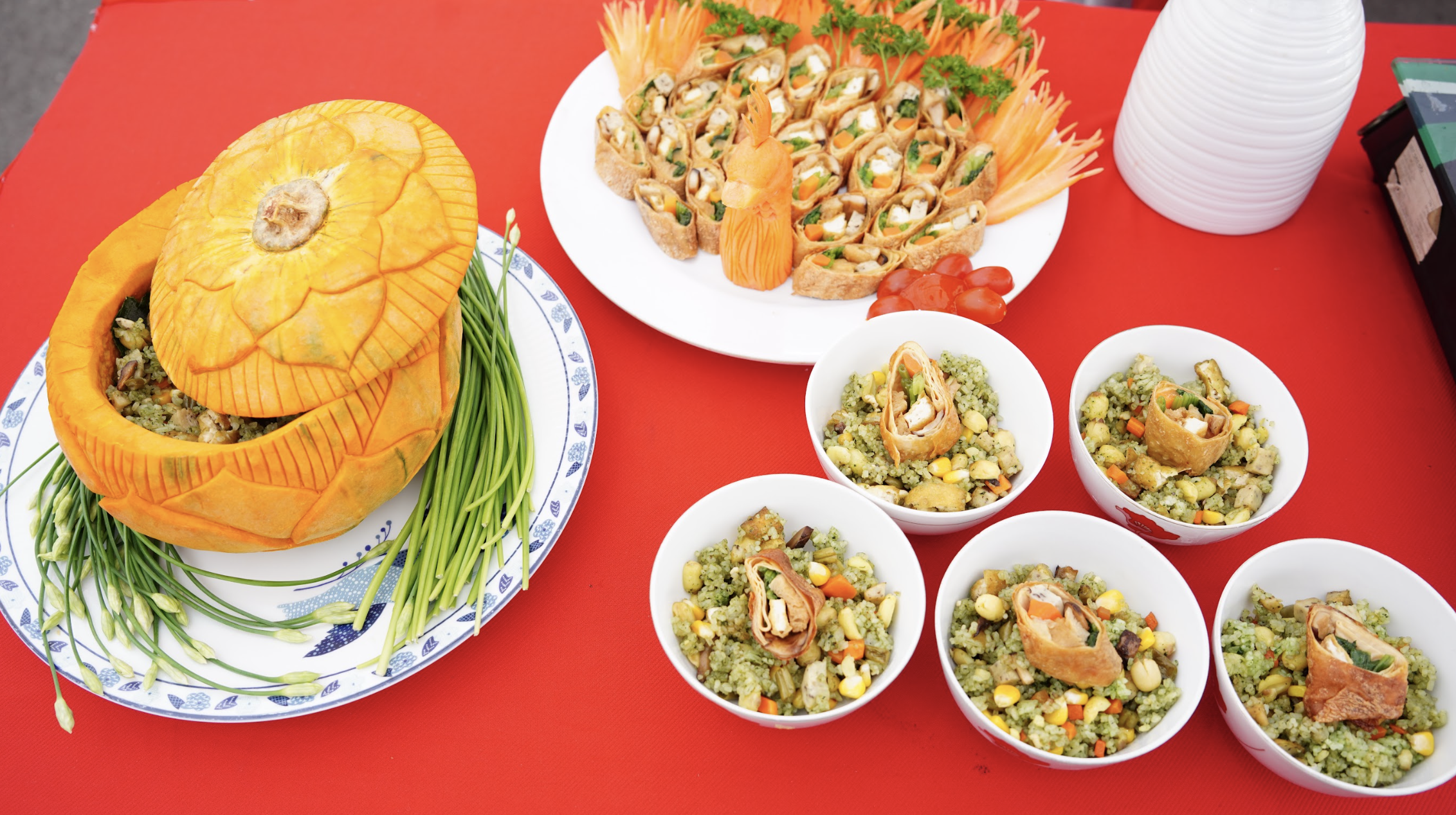 호치민시 채식 음식 축제 첫날: 수백 가지의 매력적인 '그림 같은' 요리 - 사진 5. Ngày đầu lễ hội ẩm thực chay ở TP.HCM: Hấp dẫn hàng trăm món 'đẹp như tranh'- Ảnh 5.