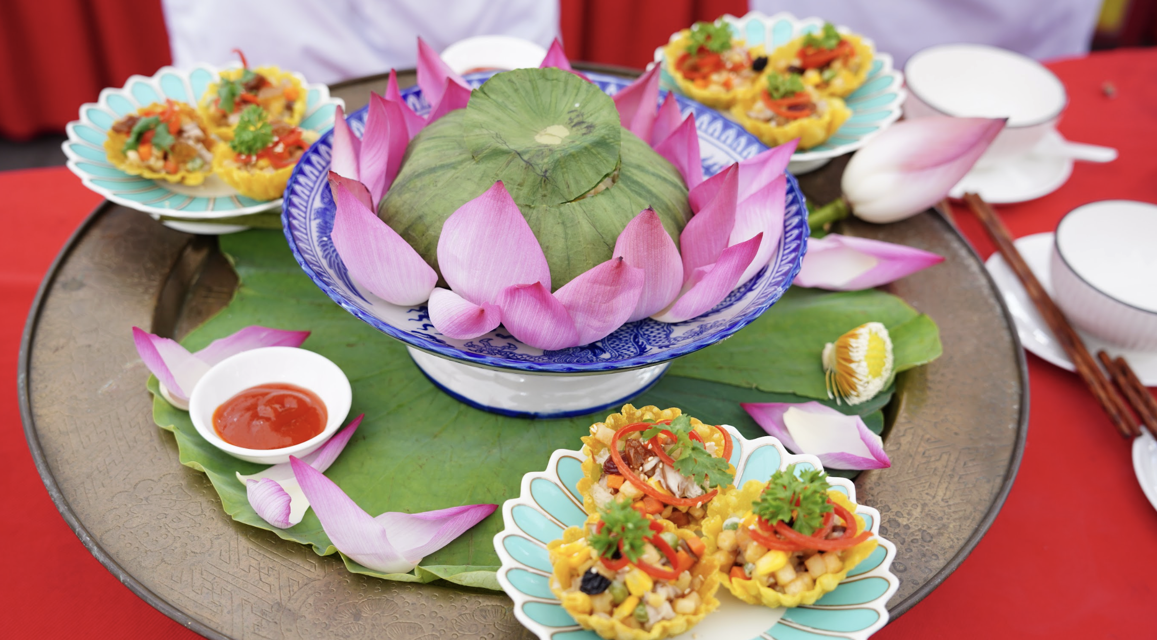 호치민시 채식 음식 축제 첫날: 수백 가지의 매력적인 '그림 같은' 요리 - 사진 6. Ngày đầu lễ hội ẩm thực chay ở TP.HCM: Hấp dẫn hàng trăm món 'đẹp như tranh'- Ảnh 6.