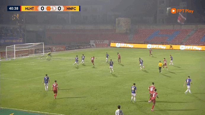 Sao Việt kiều Lê Viktor bùng nổ, Hà Tĩnh thắng cực sốc Hà Nội: HLV Harry Kewell đau khổ - Ảnh 2. Sao Việt kiều Lê Viktor bùng nổ, Hà Tĩnh thắng cực sốc Hà Nội: HLV Harry Kewell đau khổ - Ảnh 1.