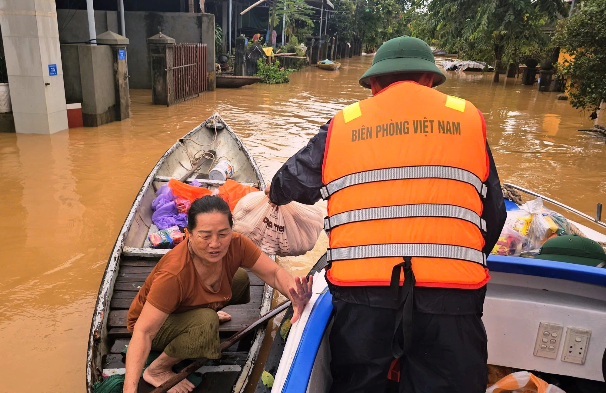 Vùng trũng Đà Nẵng ngập sâu, chiến sĩ biên phòng vào tâm lũ tiếp sức người dân - Ảnh 3. Vùng trũng Đà Nẵng ngập sâu, chiến sĩ biên phòng vào tâm lũ tiếp sức người dân - Ảnh 3.