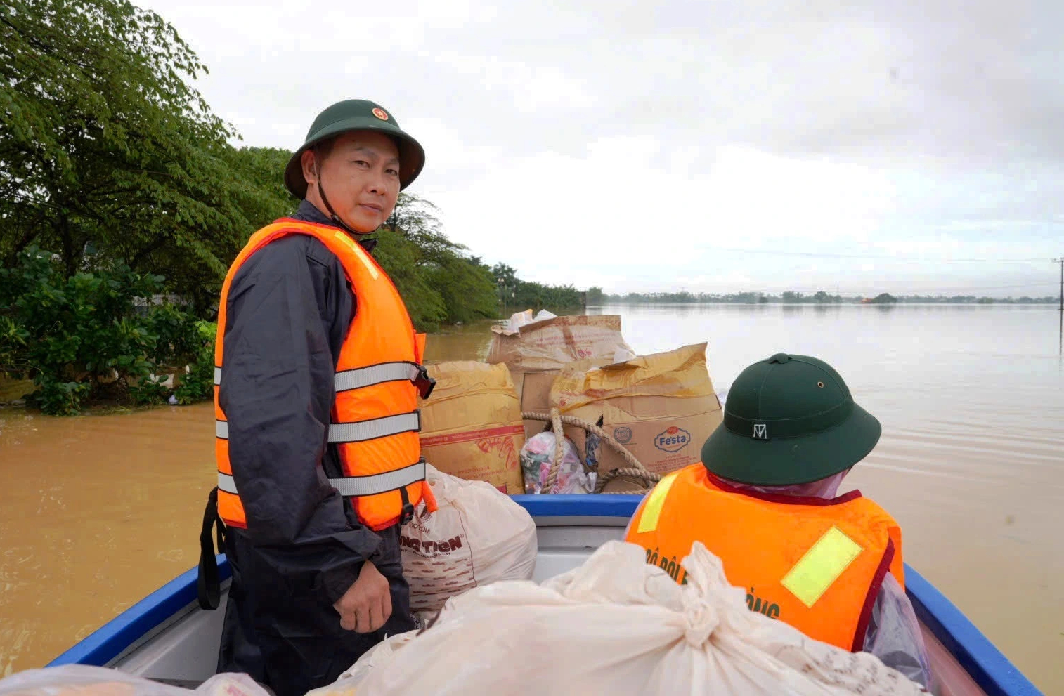 Vùng trũng Đà Nẵng ngập sâu, chiến sĩ biên phòng vào tâm lũ tiếp sức người dân - Ảnh 7. Vùng trũng Đà Nẵng ngập sâu, chiến sĩ biên phòng vào tâm lũ tiếp sức người dân - Ảnh 7.