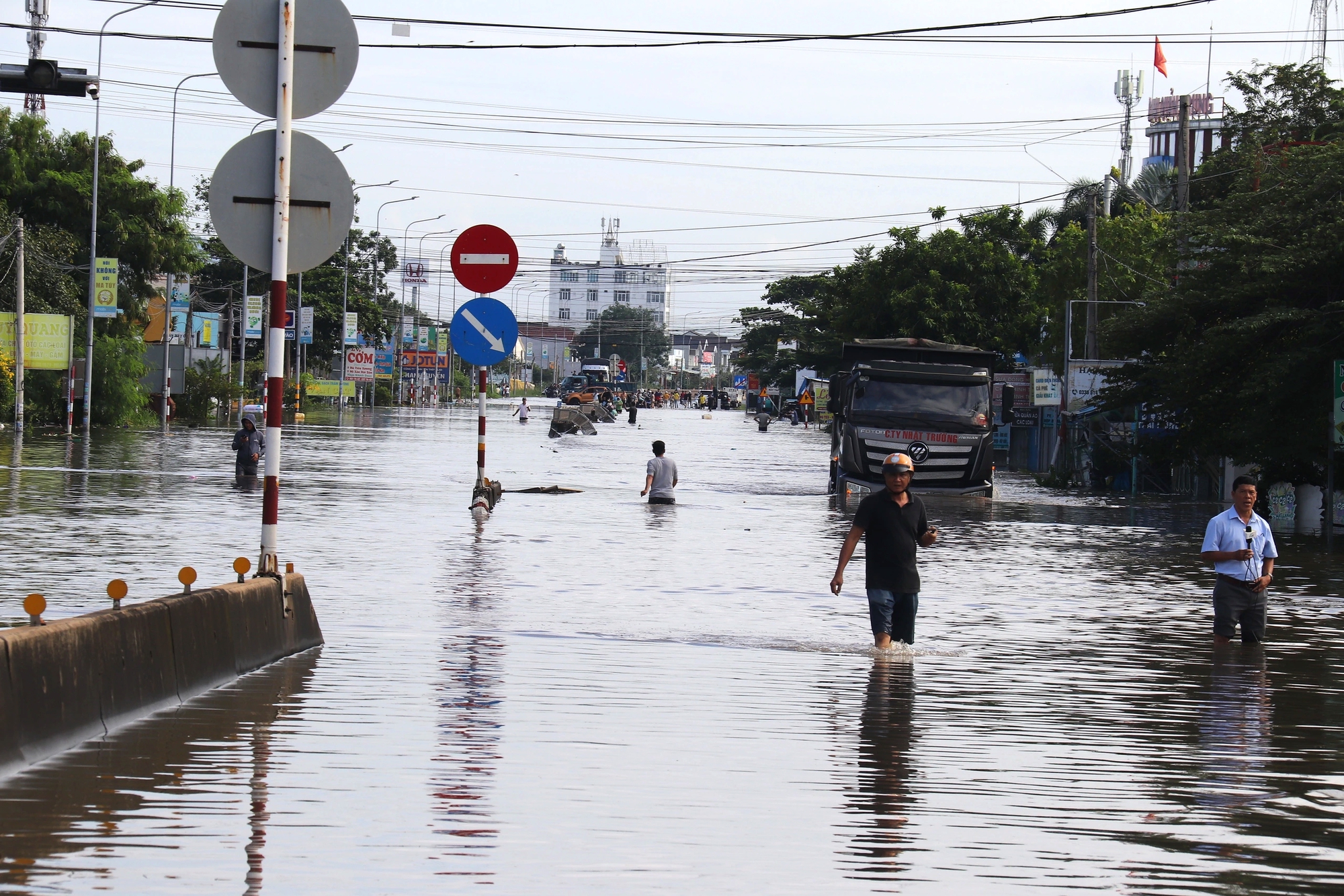 Nước lũ tràn về ngập lụt hàng trăm căn nhà tại Lâm Đồng gây tê liệt QL1 - Ảnh 2. Nước lũ tràn về ngập lụt hàng trăm căn nhà tại Lâm Đồng gây tê liệt QL1 - Ảnh 2.