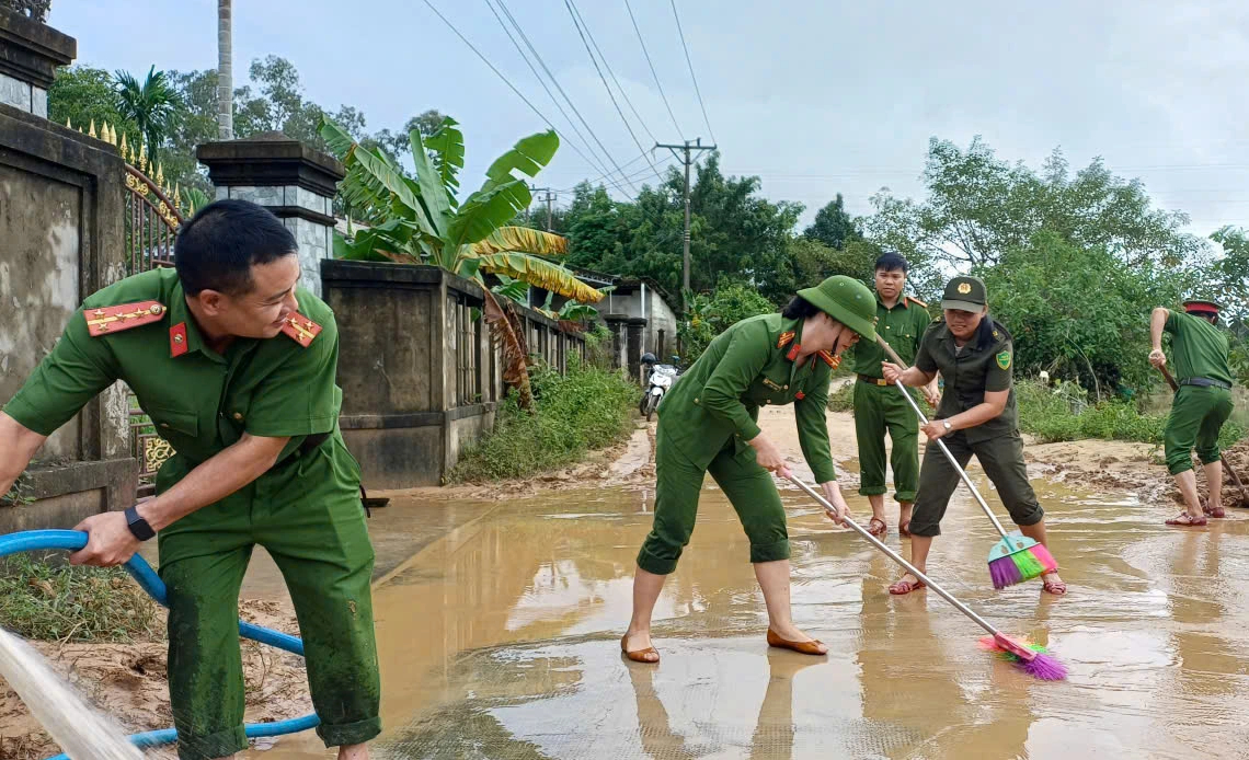 Công an nhiều nơi về Huế, sát cánh cùng người dân dọn bùn non - Ảnh 2.