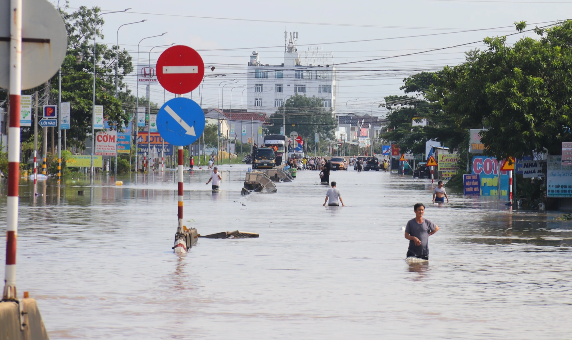 Lâm Đồng: Hàm Thuận tan hoang trong nước lũ lịch sử, Hàm Thắng dân chạy thâu đêm - Ảnh 7.