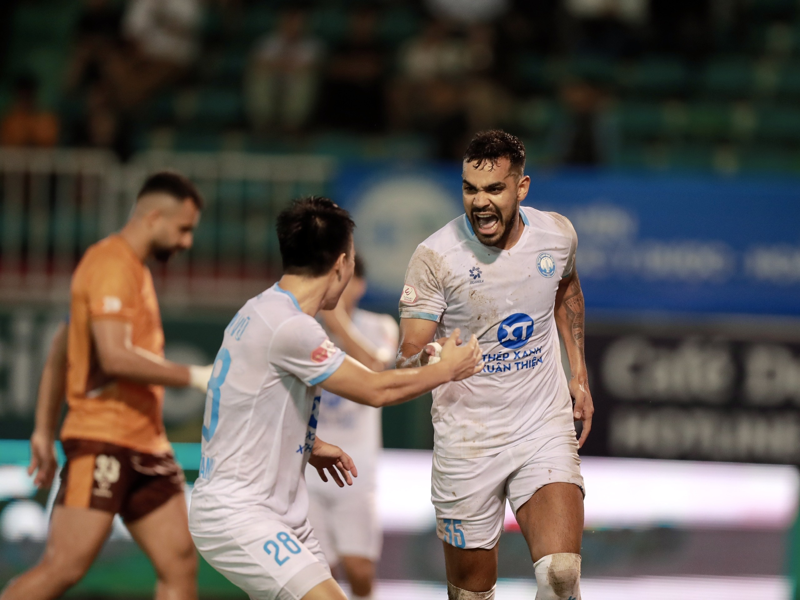 HAGL hòa cực hay Nam Định: Chạy đua tỷ số kịch tính, sao trẻ lại tỏa sáng- Ảnh 3. HAGL hòa cực hay Nam Định: Chạy đua tỷ số kịch tính, sao trẻ lại tỏa sáng - Ảnh 3.