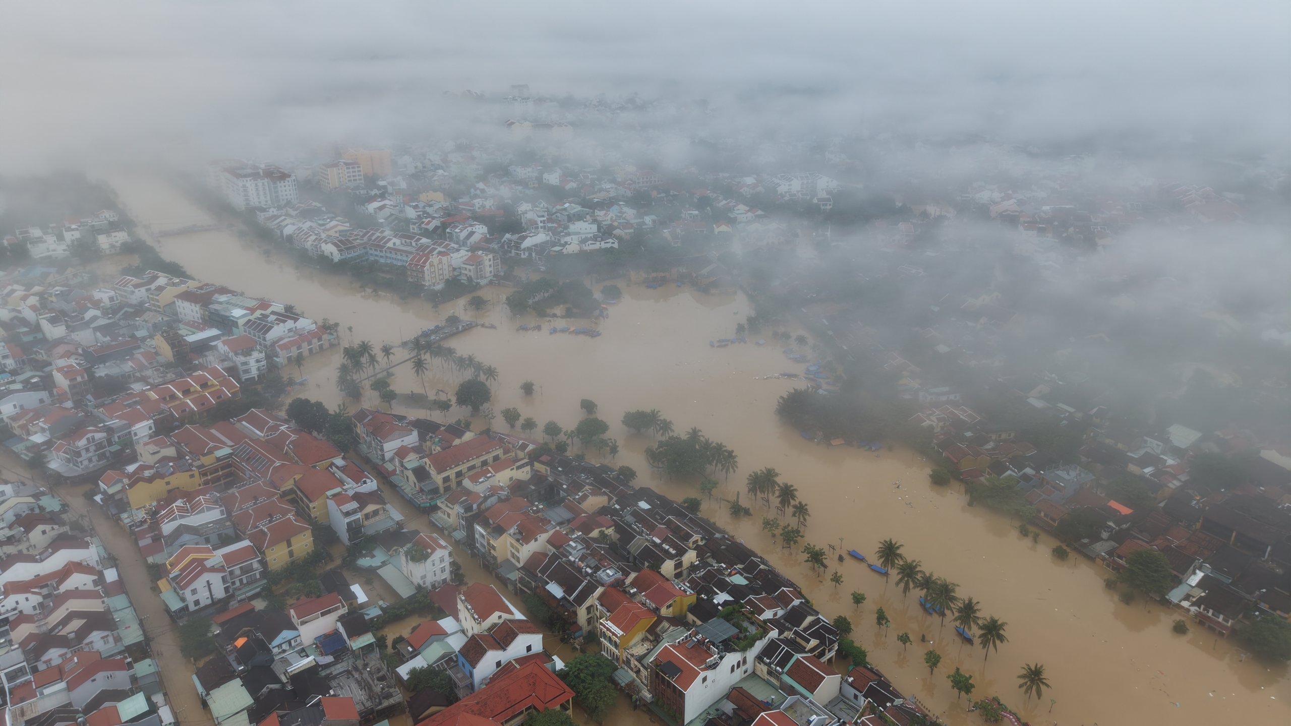 Phố cổ Hội An ngổn ngang sau trận lũ lịch sử- Ảnh 2. Phố cổ Hội An ngổn ngang sau trận lũ lịch sử- Ảnh 2.