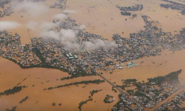 Bộ Ch&iacute;nh trị y&ecirc;u cầu khẩn trương khắc phục hậu quả mưa lũ miền Trung- Ảnh 1.