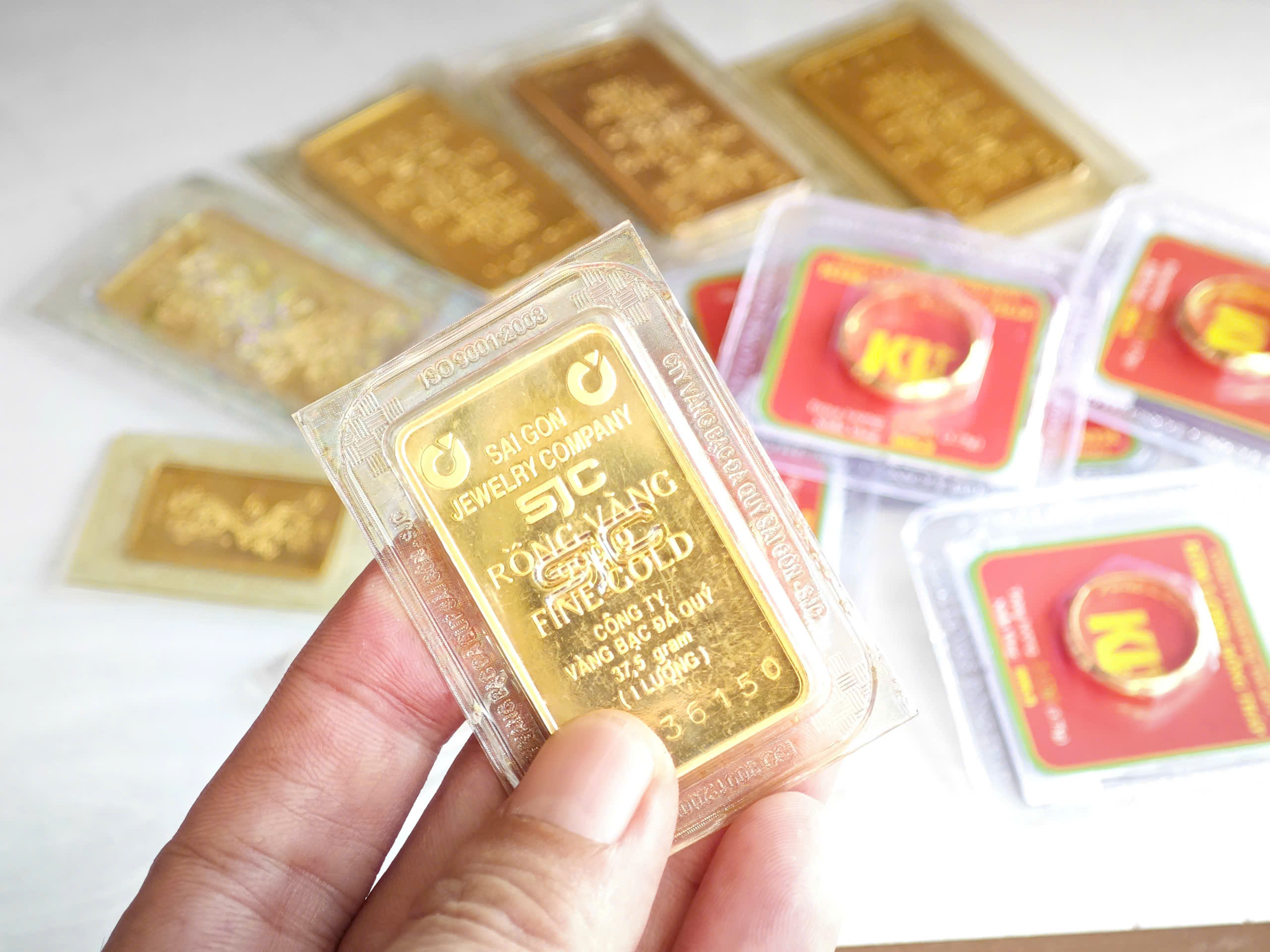 Giá vàng hôm nay 10.11.2025: Tăng vọt lên gần 150 triệu đồng/lượng- Ảnh 1.