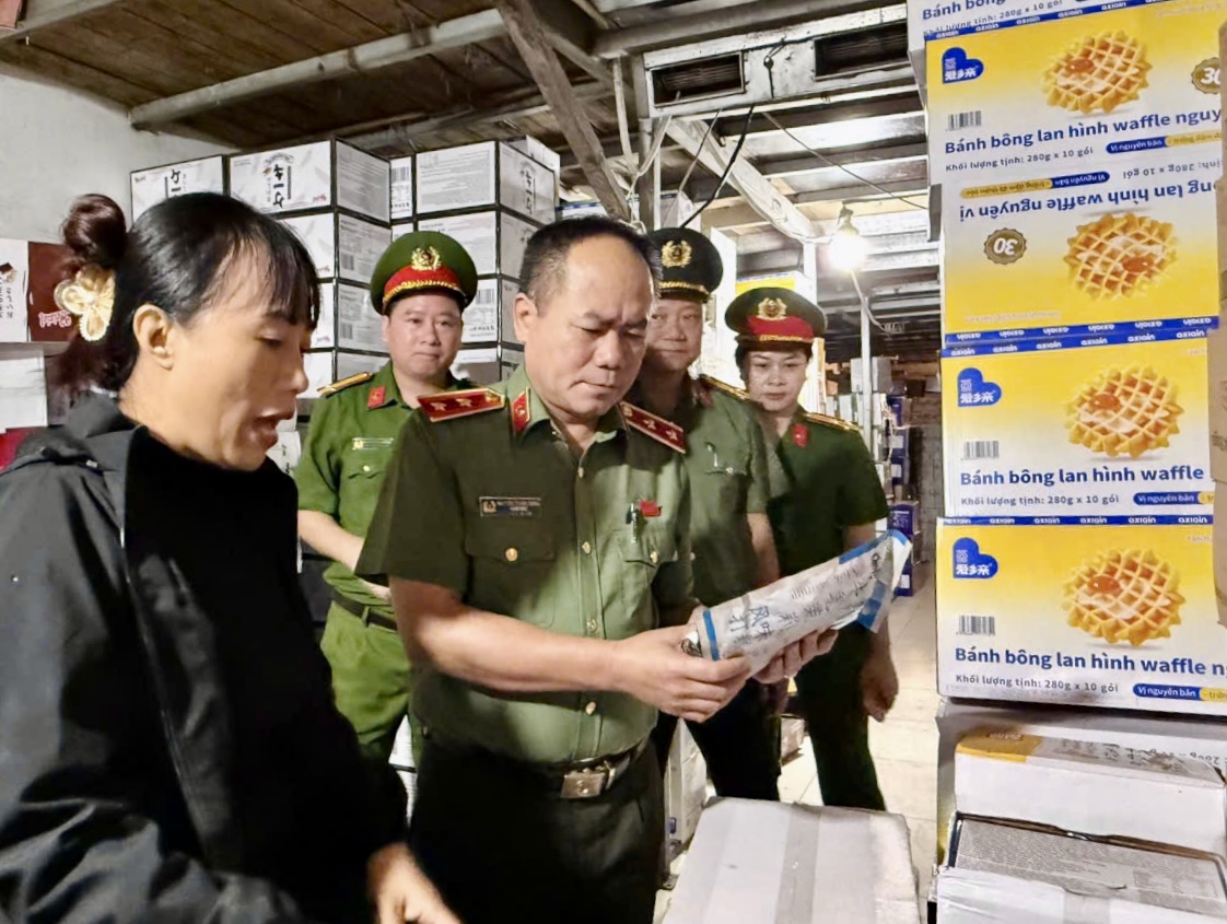 Người dân khẳng định với giám đốc công an: La Phù không còn hàng giả, hàng nhái - Ảnh 1.