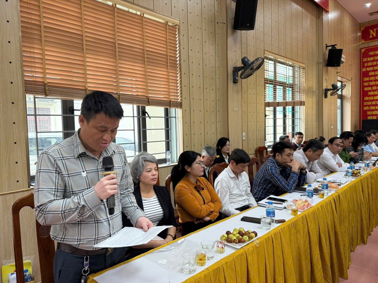 Người dân khẳng định với giám đốc công an: La Phù không còn hàng giả, hàng nhái - Ảnh 3.