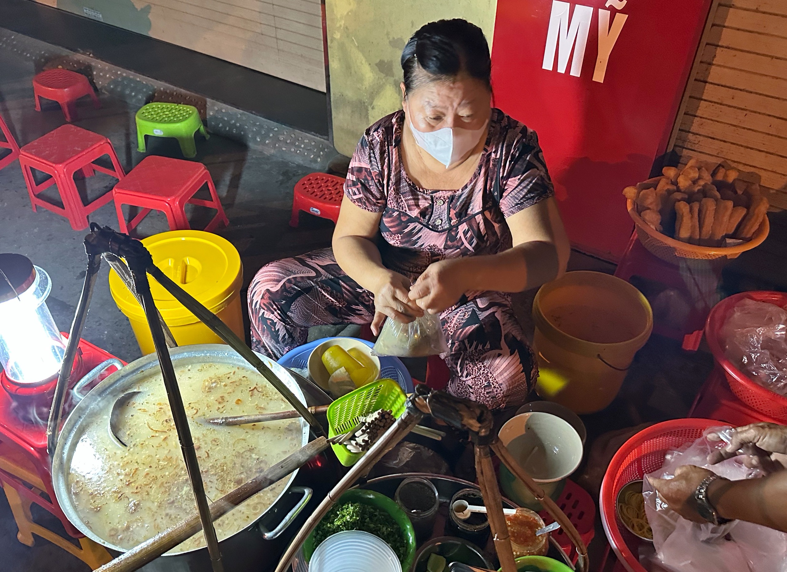 TP.HCM c&oacute; qu&aacute;n ăn kỳ lạ: B&aacute;nh canh 40 năm, mở l&uacute;c... 2 giờ cho 'c&uacute; đ&ecirc;m' - Ảnh 4.