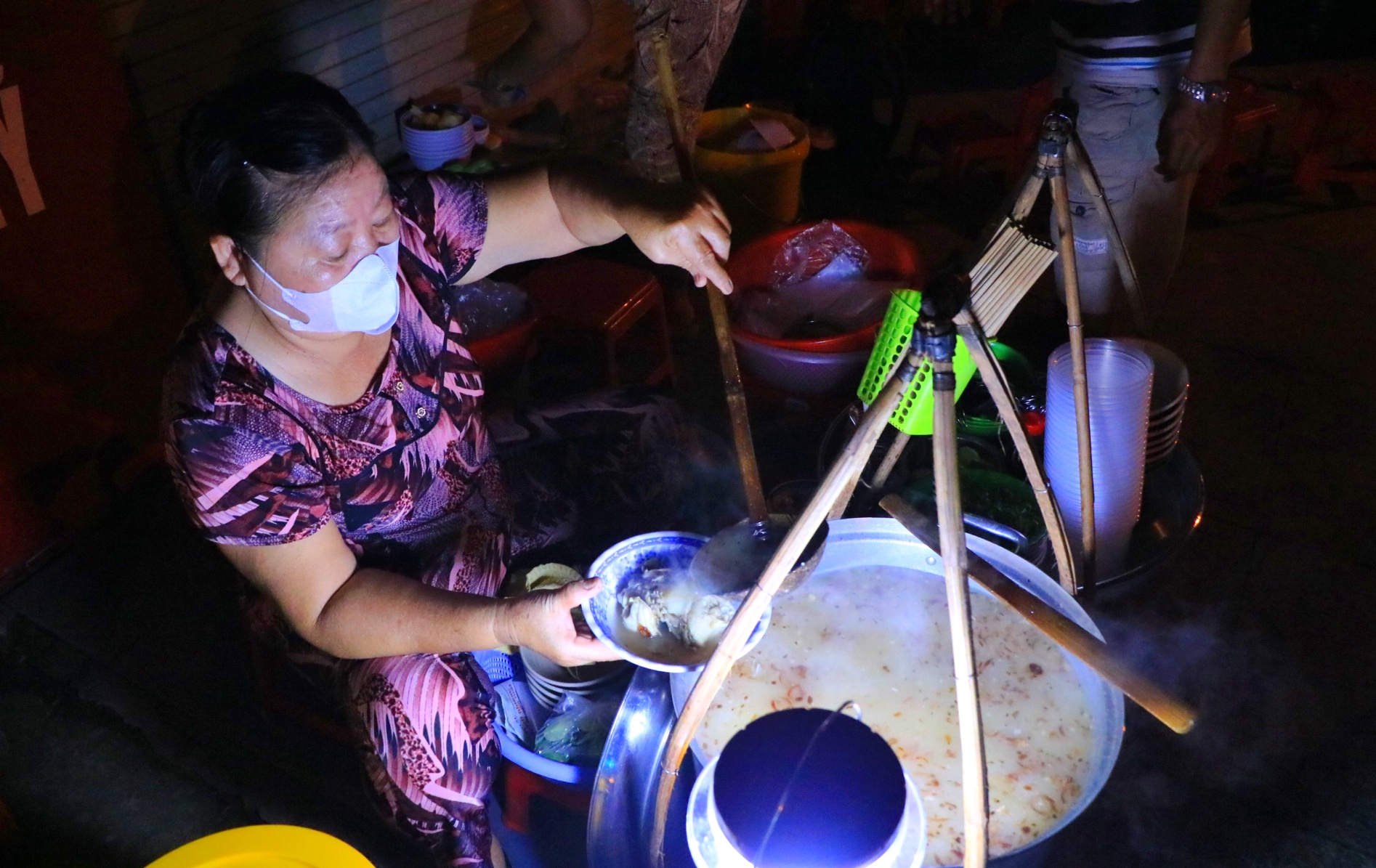 TP.HCM c&oacute; qu&aacute;n ăn kỳ lạ: B&aacute;nh canh 40 năm, mở l&uacute;c... 2 giờ cho 'c&uacute; đ&ecirc;m' - Ảnh 2.