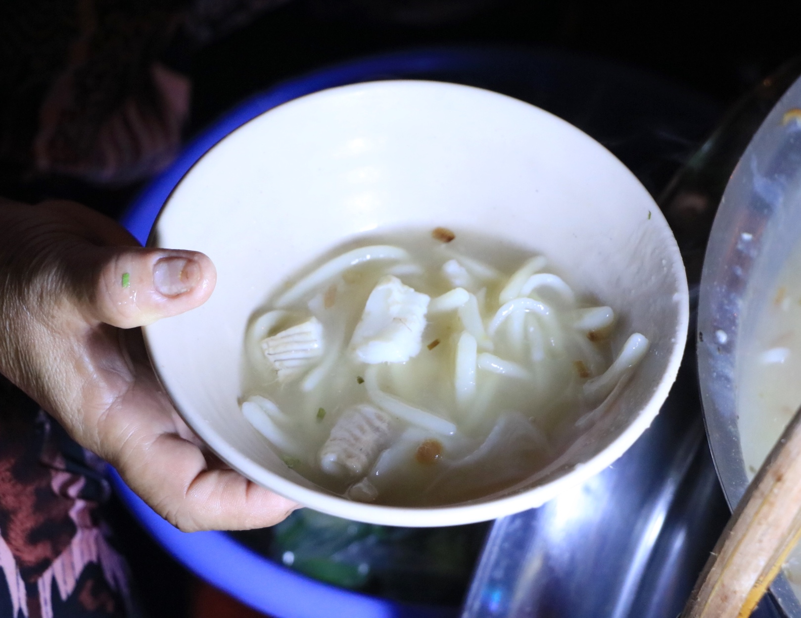 TP.HCM c&oacute; qu&aacute;n ăn kỳ lạ: B&aacute;nh canh 40 năm, mở l&uacute;c... 2 giờ cho 'c&uacute; đ&ecirc;m' - Ảnh 3.