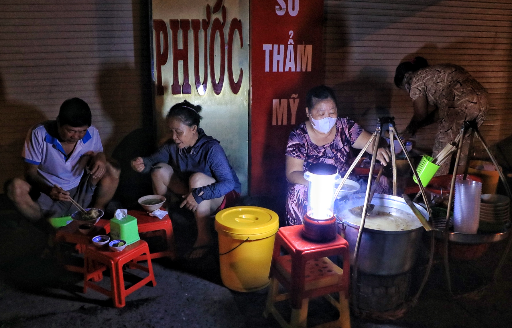 TP.HCM c&oacute; qu&aacute;n ăn kỳ lạ: B&aacute;nh canh 40 năm, mở l&uacute;c... 2 giờ cho 'c&uacute; đ&ecirc;m' - Ảnh 1.