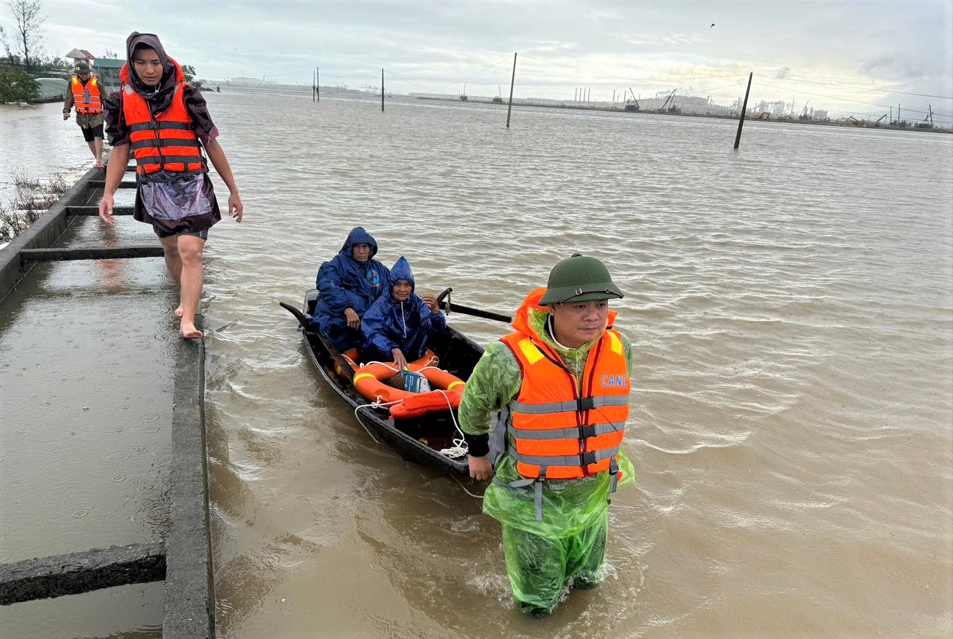 Hà Tĩnh: Mưa lớn gây ngập nhà dân- Ảnh 2. Hà Tĩnh: Mưa lớn gây ngập nhà dân- Ảnh 2.