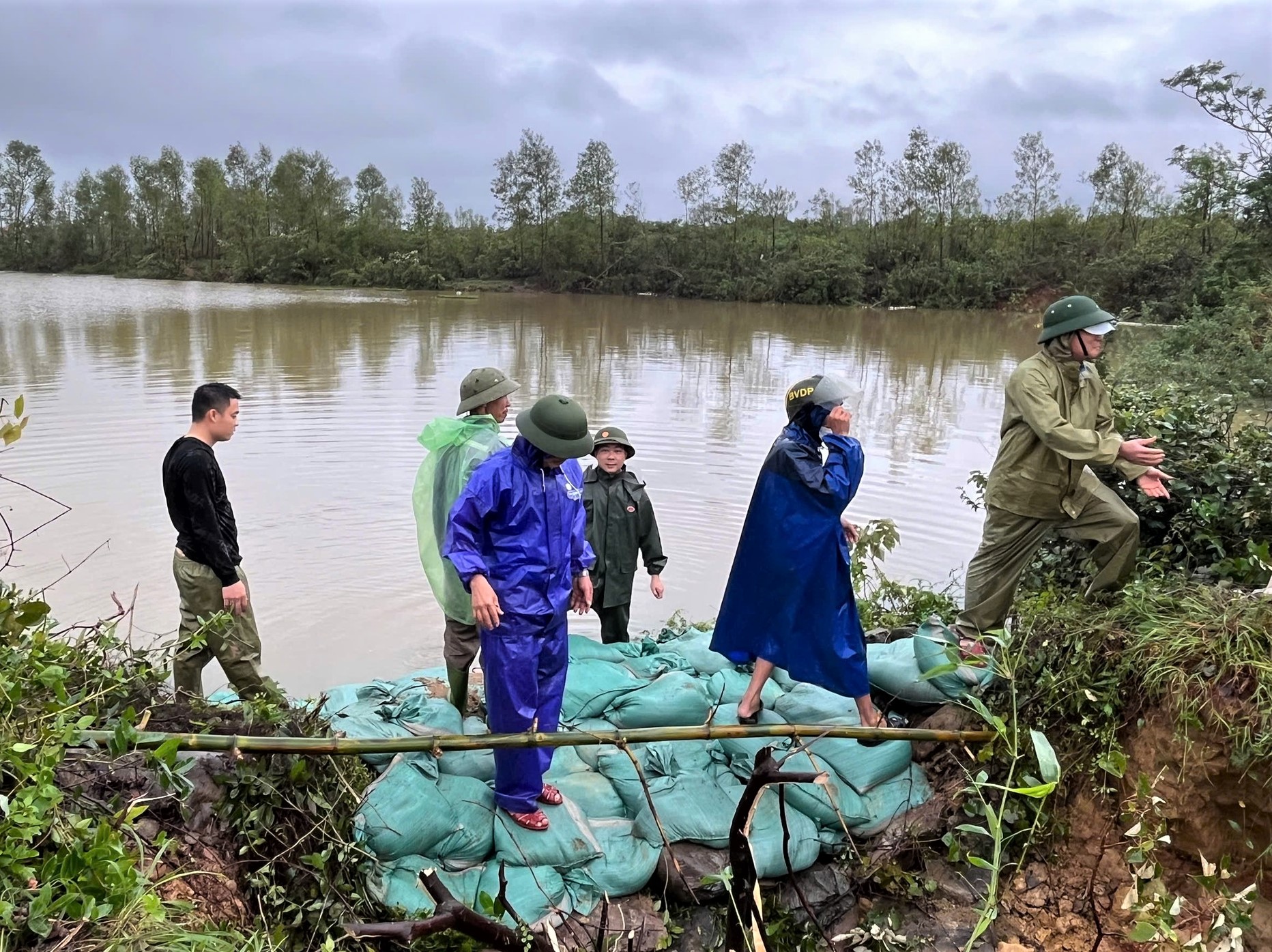 Hà Tĩnh: Mưa lớn gây ngập nhà dân- Ảnh 3. Hà Tĩnh: Mưa lớn gây ngập nhà dân- Ảnh 3.