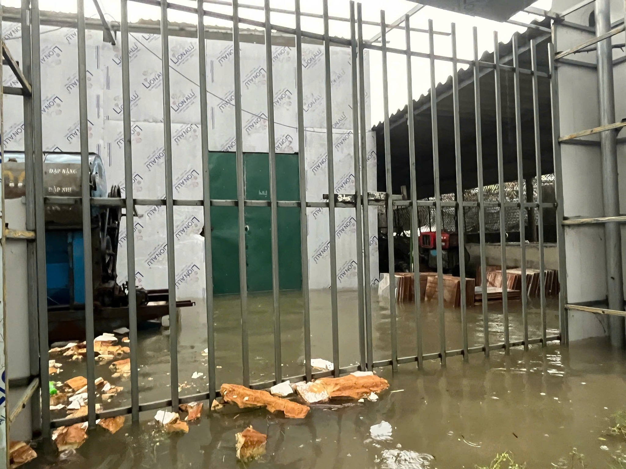 Hà Tĩnh: Mưa lớn gây ngập nhà dân- Ảnh 1. Hà Tĩnh: Mưa lớn gây ngập nhà dân- Ảnh 1.