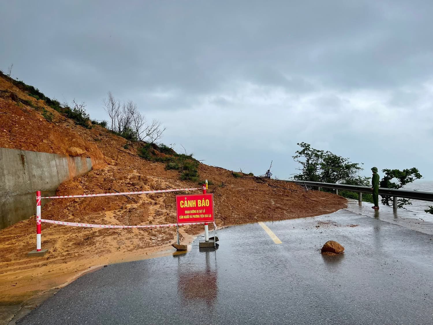 Hà Tĩnh: Mưa lớn gây ngập nhà dân- Ảnh 4. Hà Tĩnh: Mưa lớn gây ngập nhà dân- Ảnh 4.