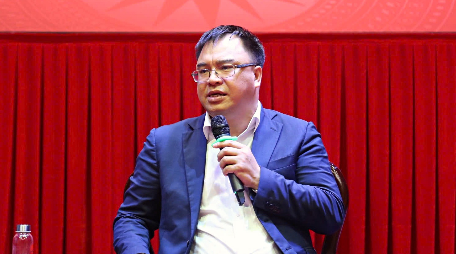 'Cán bộ xã không thiếu, nhưng thiếu người làm đúng việc'- Ảnh 1. 'Cán bộ xã không thiếu, nhưng thiếu người làm đúng việc'- Ảnh 1.