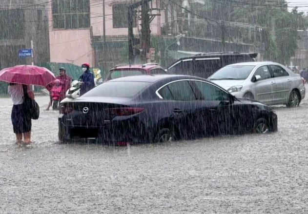 Thời tiết hôm nay: Miền Trung mưa lớn, không khí lạnh tràn xuống miền Bắc- Ảnh 1. Thời tiết hôm nay: Miền Trung mưa lớn, không khí lạnh tràn xuống miền Bắc- Ảnh 1.