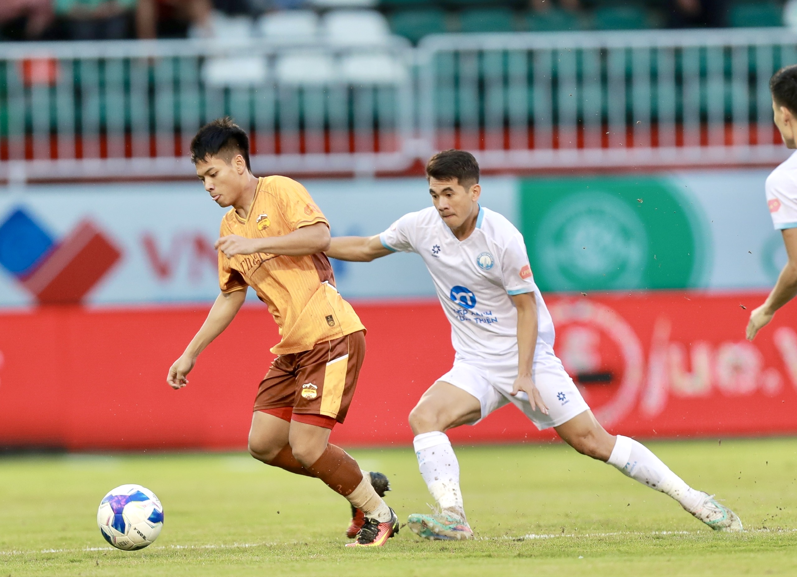 HAGL hòa cực hay Nam Định: Chạy đua tỷ số kịch tính, sao trẻ lại tỏa sáng- Ảnh 2. HAGL hòa cực hay Nam Định: Chạy đua tỷ số kịch tính, sao trẻ lại tỏa sáng - Ảnh 2.