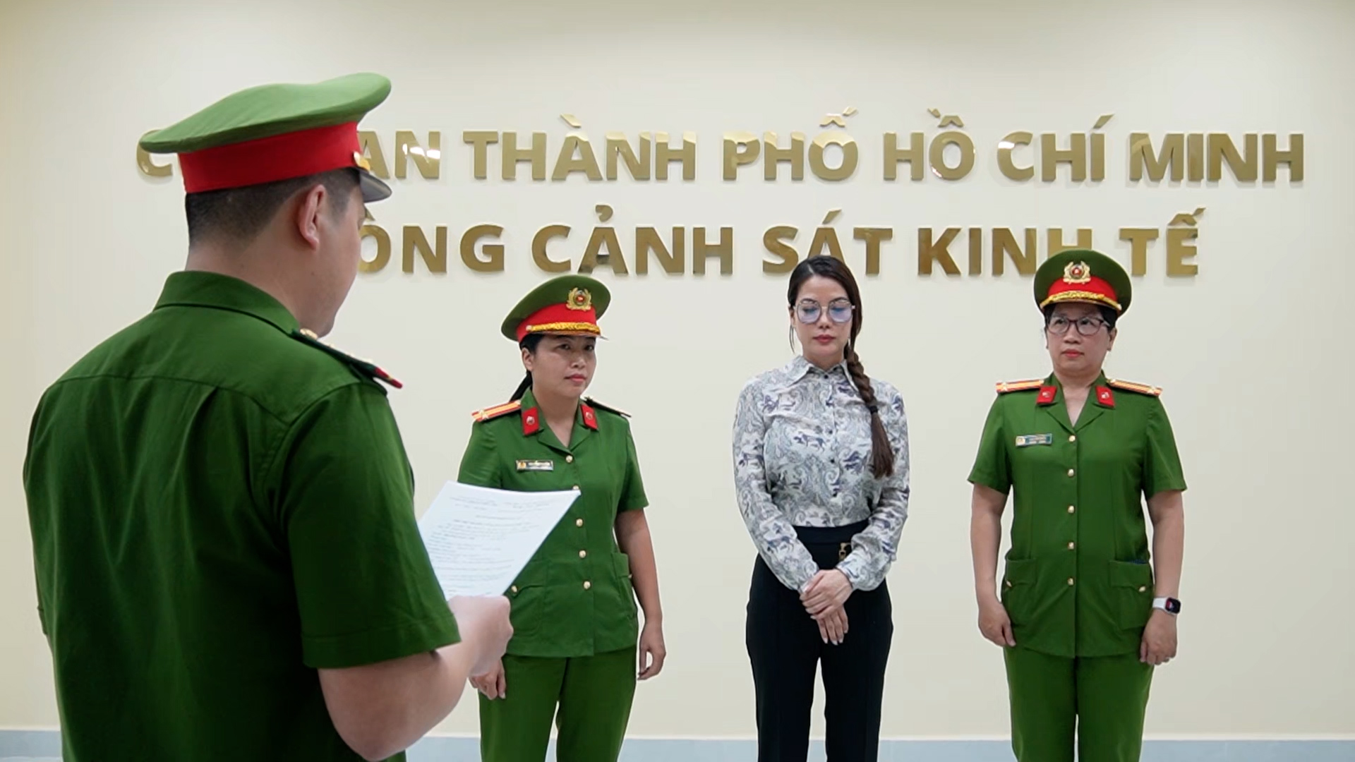 Cận cảnh diễn viên Trương Ngọc Ánh nghe đọc lệnh khởi tố - Ảnh 1.