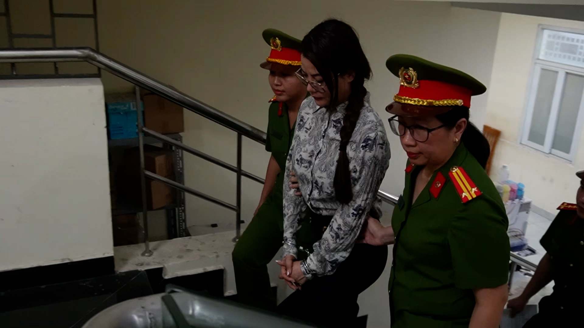 Cận cảnh diễn viên Trương Ngọc Ánh nghe đọc lệnh khởi tố - Ảnh 2.