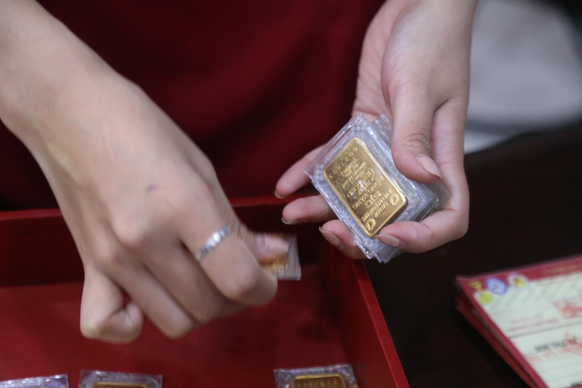 Giá vàng lập kỷ lục mới, người bán vàng từ năm 2026 sẽ nộp thuế ra sao?- Ảnh 1. Giá vàng lập kỷ lục mới, người bán vàng từ năm 2026 sẽ nộp thuế ra sao?- Ảnh 1.