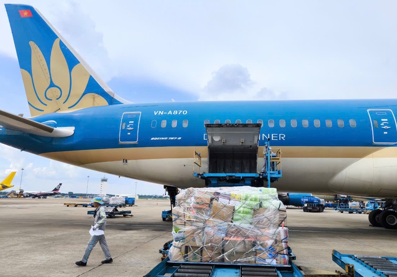 Vietnam Airlines vận chuyển miễn phí hàng hóa hỗ trợ vùng mưa lũ miền Trung- Ảnh 1. Vietnam Airlines vận chuyển miễn phí hàng hóa hỗ trợ vùng mưa lũ miền Trung- Ảnh 1.