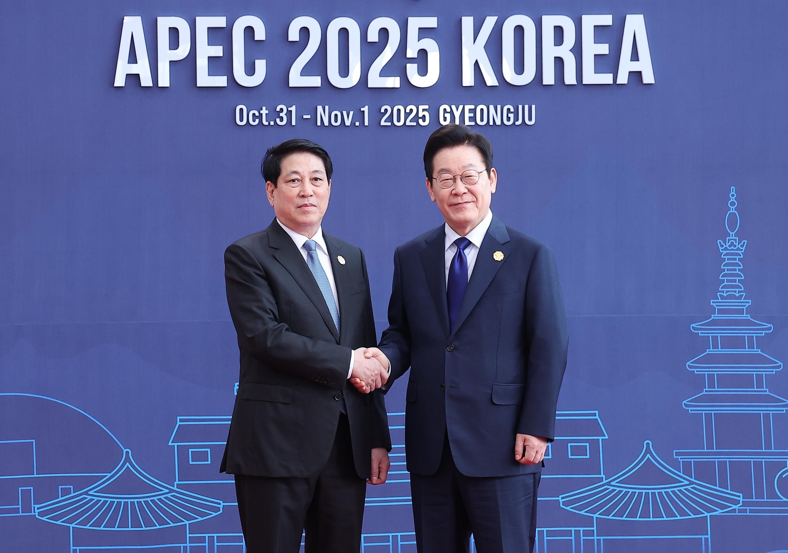 O presidente Luong Cuong propôs '3 pontos-chave' nos quais a APEC precisa se concentrar - Foto 1. Chủ tịch nước Lương Cường đề xuất '3 trọng tâm' mà APEC cần tập trung- Ảnh 1.