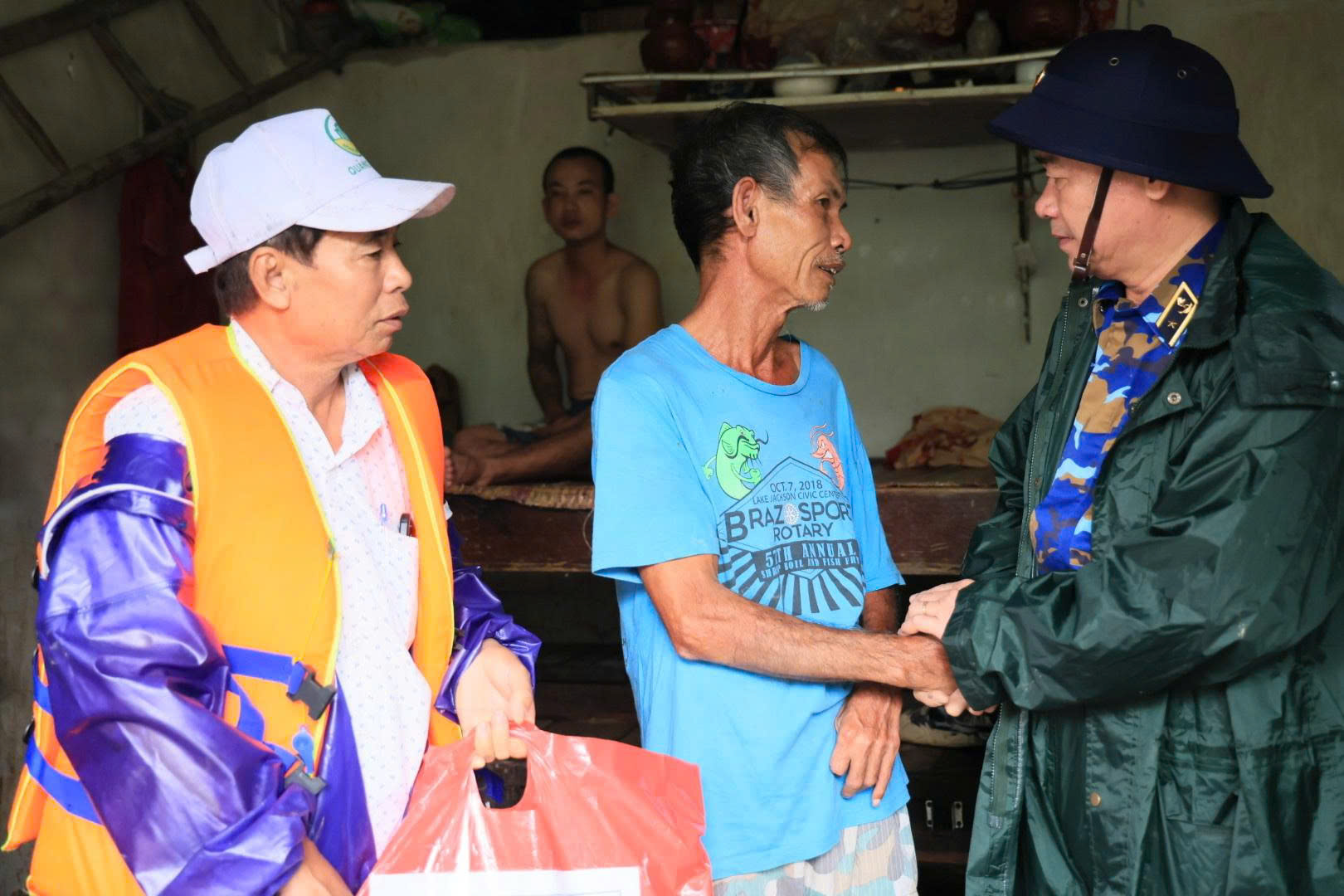 Vùng 3 Hải quân tích cực cứu trợ miền trung sau lũ lụt tại Đà Nẵng và Thừa Thiên - Huế - Ảnh 4. Vùng 3 Hải quân tích cực cứu trợ miền trung sau lũ lụt tại Đà Nẵng và Thừa Thiên - Huế - Ảnh 4.