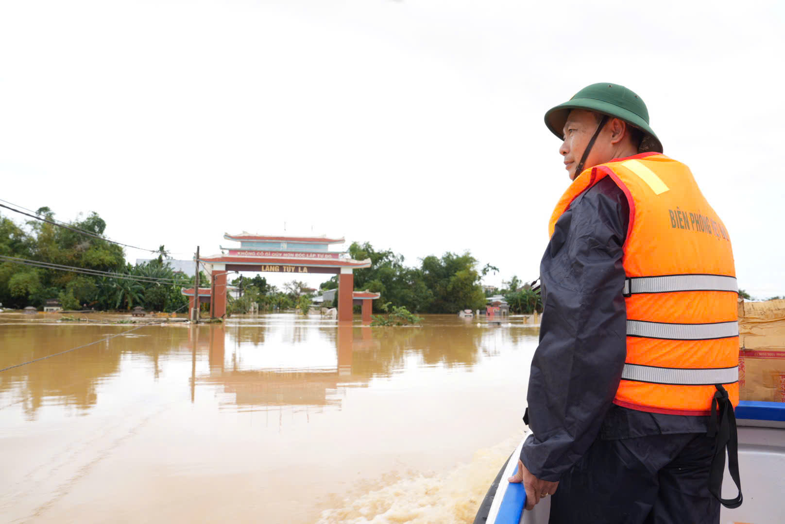 Vùng trũng Đà Nẵng ngập sâu, chiến sĩ biên phòng vào tâm lũ tiếp sức người dân - Ảnh 9. Vùng trũng Đà Nẵng ngập sâu, chiến sĩ biên phòng vào tâm lũ tiếp sức người dân - Ảnh 9.