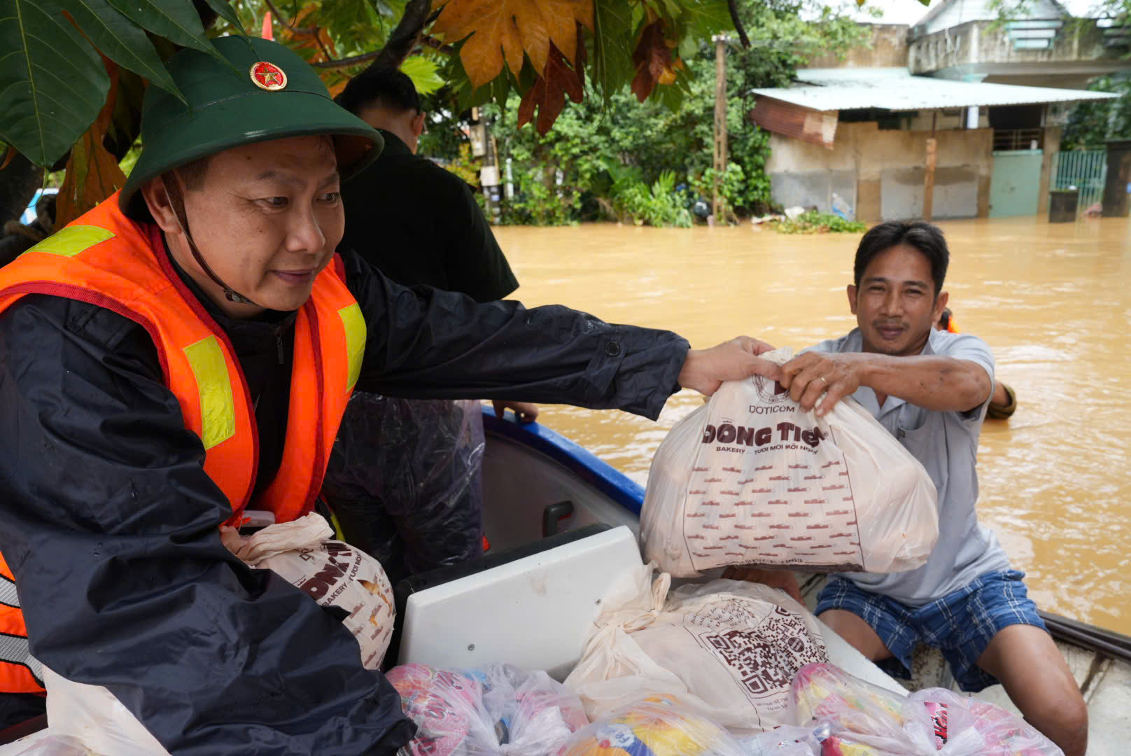 Vùng trũng Đà Nẵng ngập sâu, chiến sĩ biên phòng vào tâm lũ tiếp sức người dân - Ảnh 8. Vùng trũng Đà Nẵng ngập sâu, chiến sĩ biên phòng vào tâm lũ tiếp sức người dân - Ảnh 8.