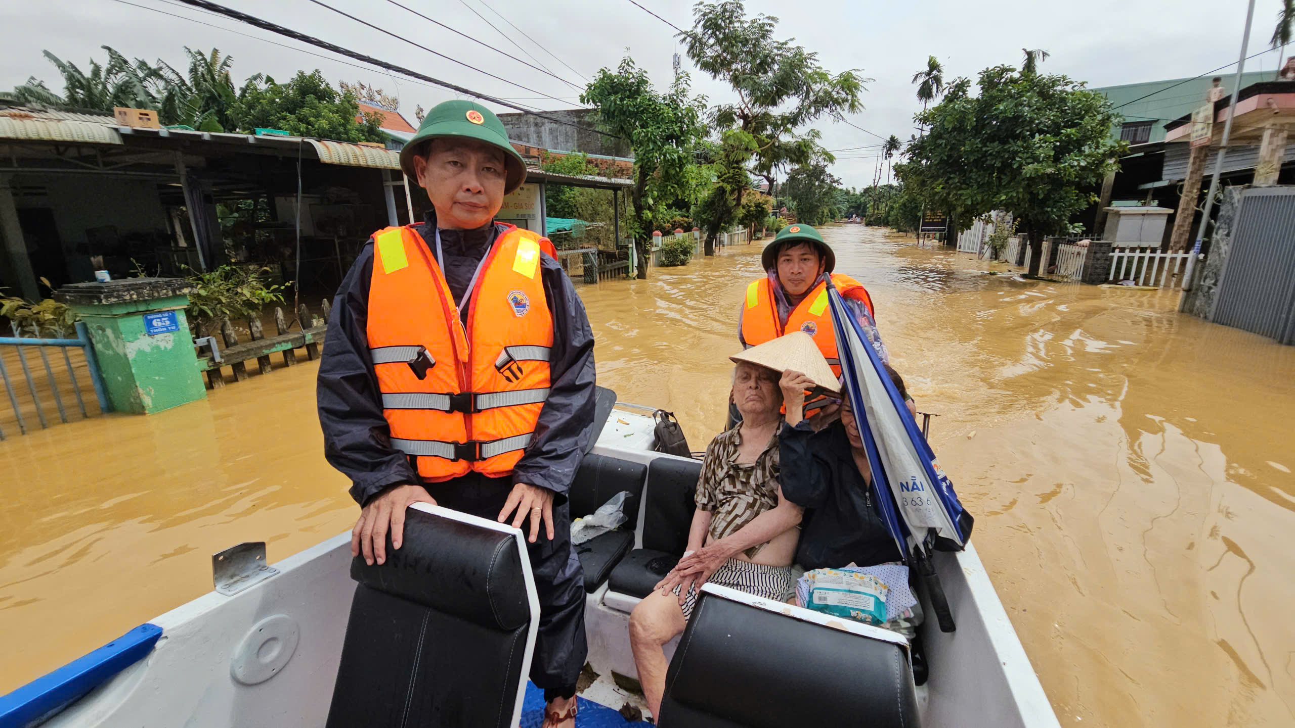 Vùng trũng Đà Nẵng ngập sâu, chiến sĩ biên phòng vào tâm lũ tiếp sức người dân - Ảnh 4. Vùng trũng Đà Nẵng ngập sâu, chiến sĩ biên phòng vào tâm lũ tiếp sức người dân - Ảnh 4.