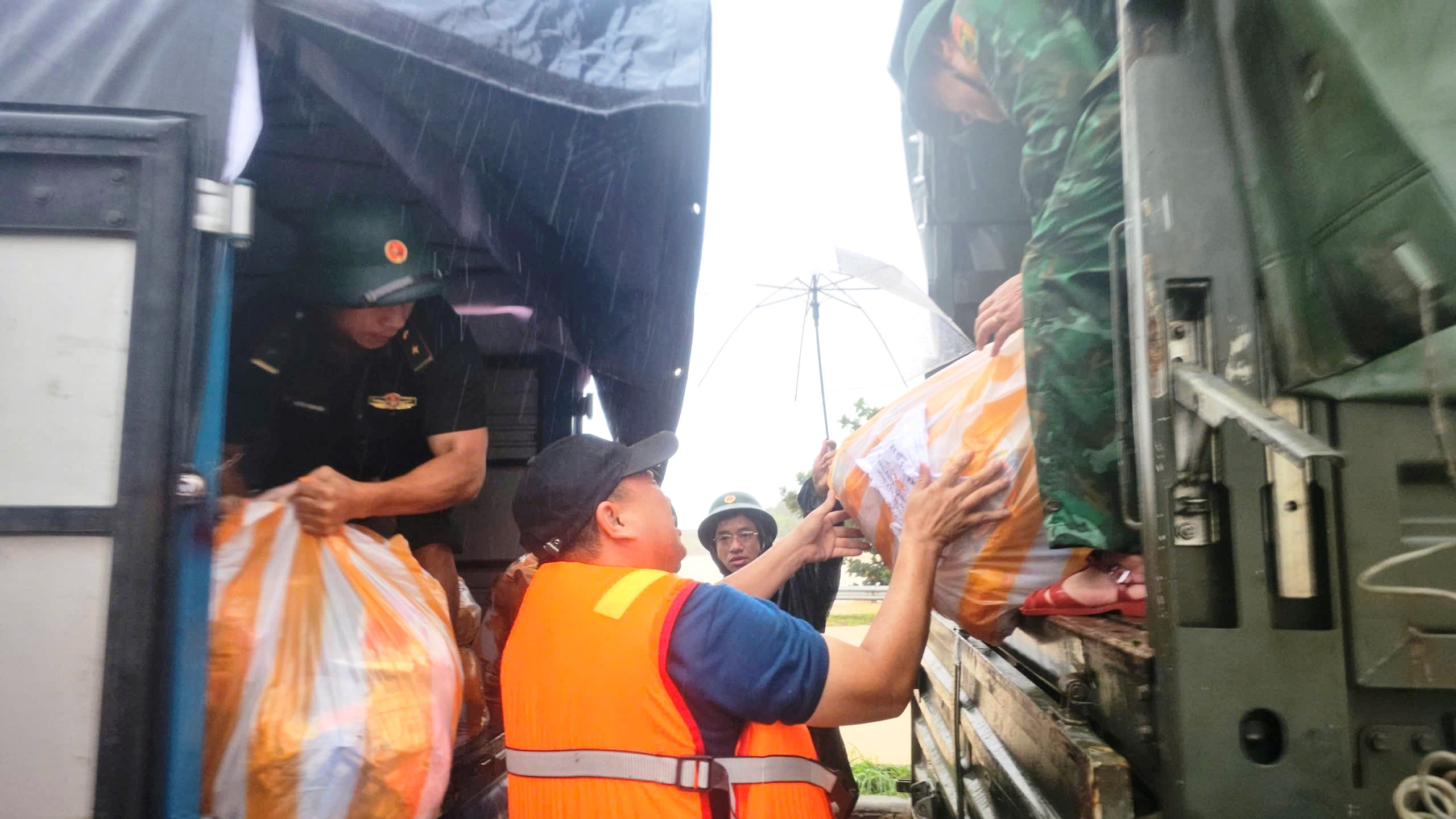 Vùng trũng Đà Nẵng ngập sâu, chiến sĩ biên phòng vào tâm lũ tiếp sức người dân - Ảnh 1. Vùng trũng Đà Nẵng ngập sâu, chiến sĩ biên phòng vào tâm lũ tiếp sức người dân - Ảnh 1.