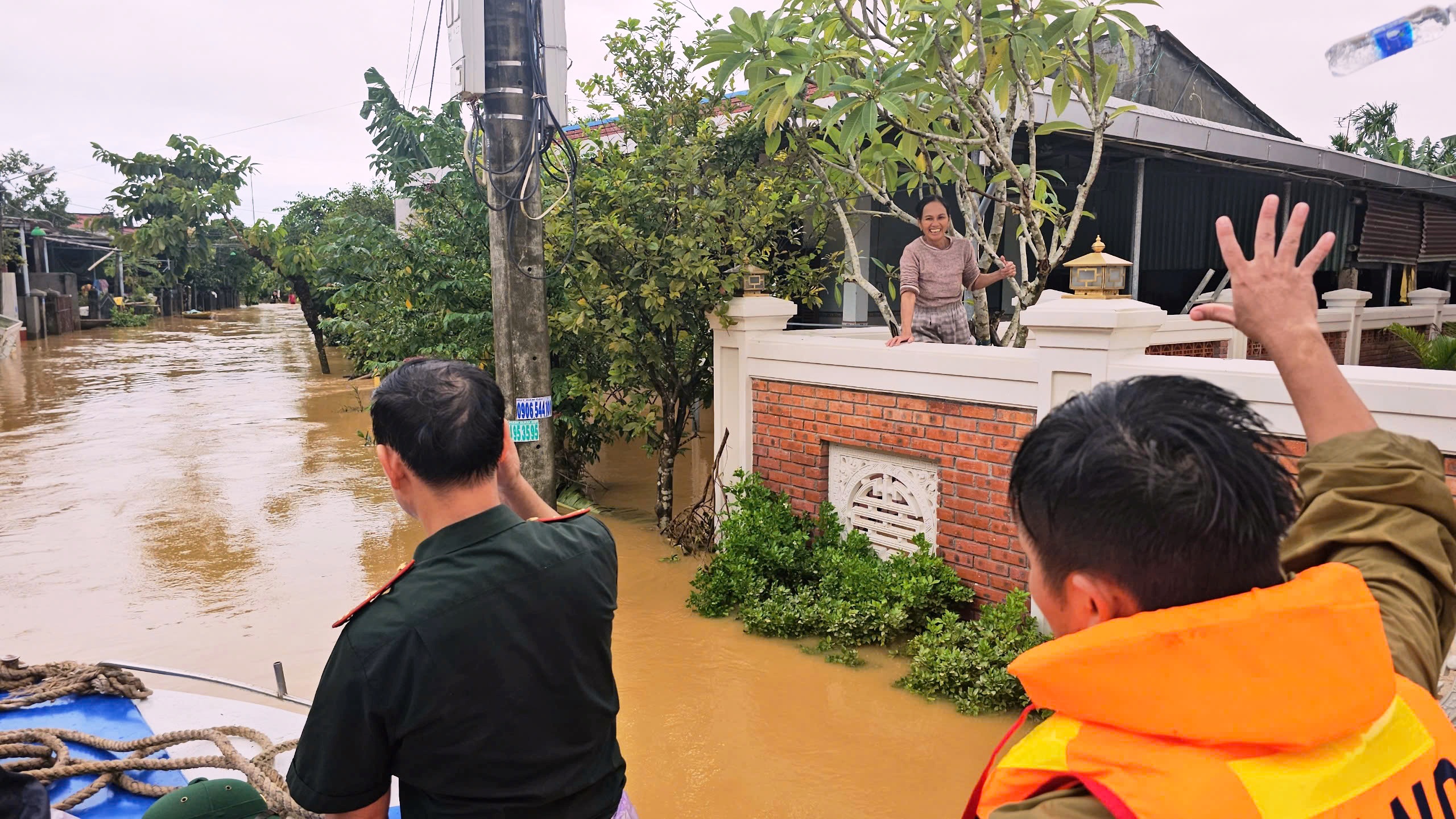 Vùng trũng Đà Nẵng ngập sâu, chiến sĩ biên phòng vào tâm lũ tiếp sức người dân - Ảnh 5. Vùng trũng Đà Nẵng ngập sâu, chiến sĩ biên phòng vào tâm lũ tiếp sức người dân - Ảnh 5.